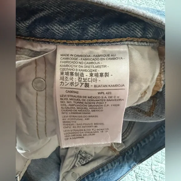 Levi’s 501 jeans with raw hem button fly in light wash - Picture 3 of 14